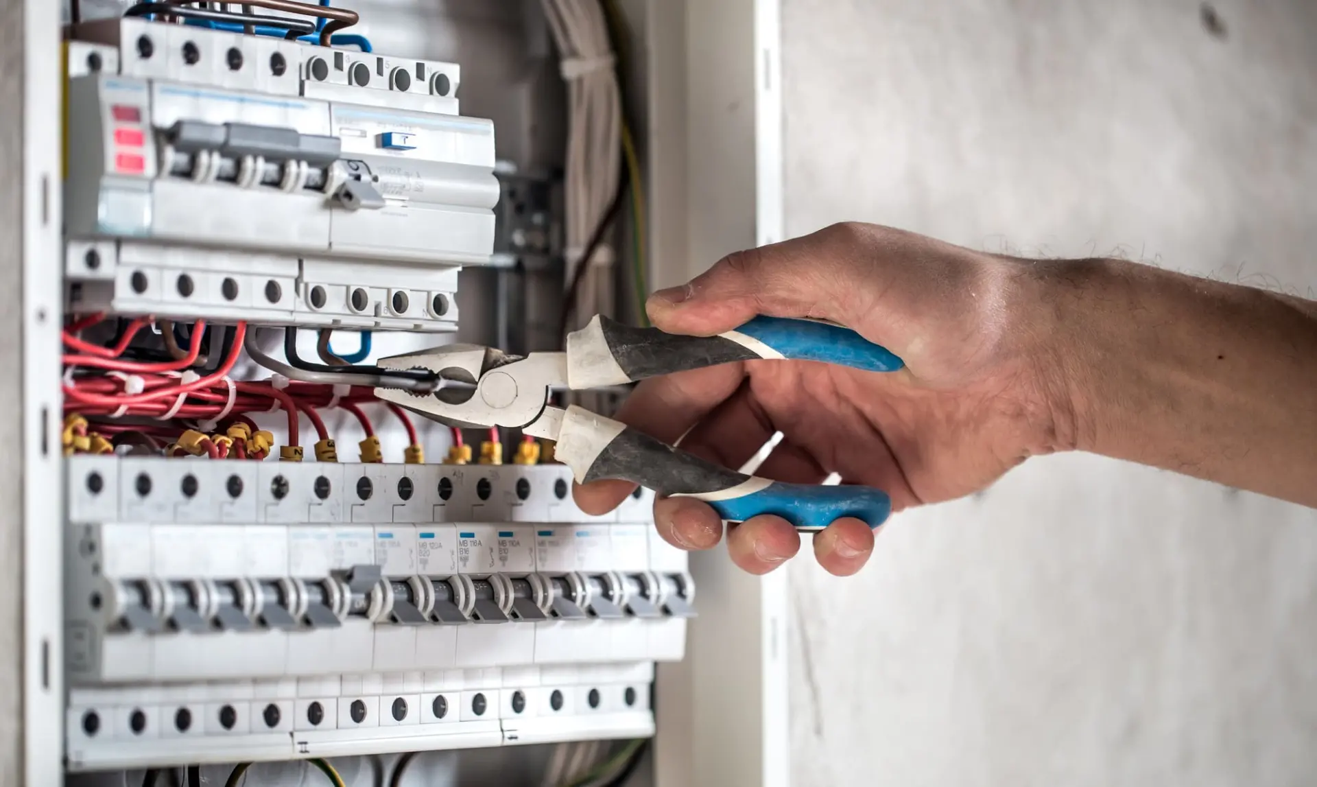 Zapojování elektrického rozvaděče v Boskovicích